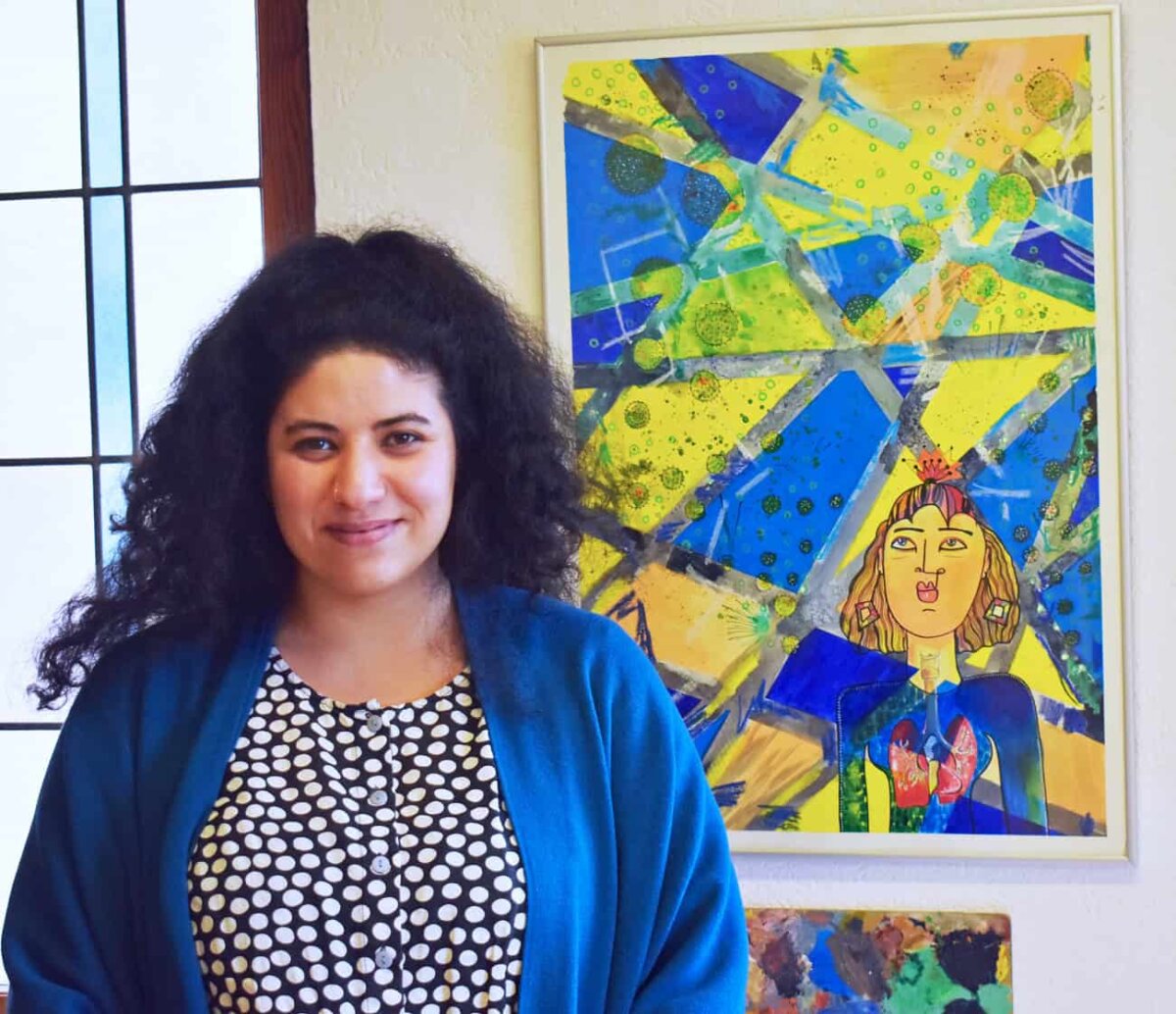 Nadine Souli vor ihrem Bild "Es weht ein anderer Wind". Foto: wede