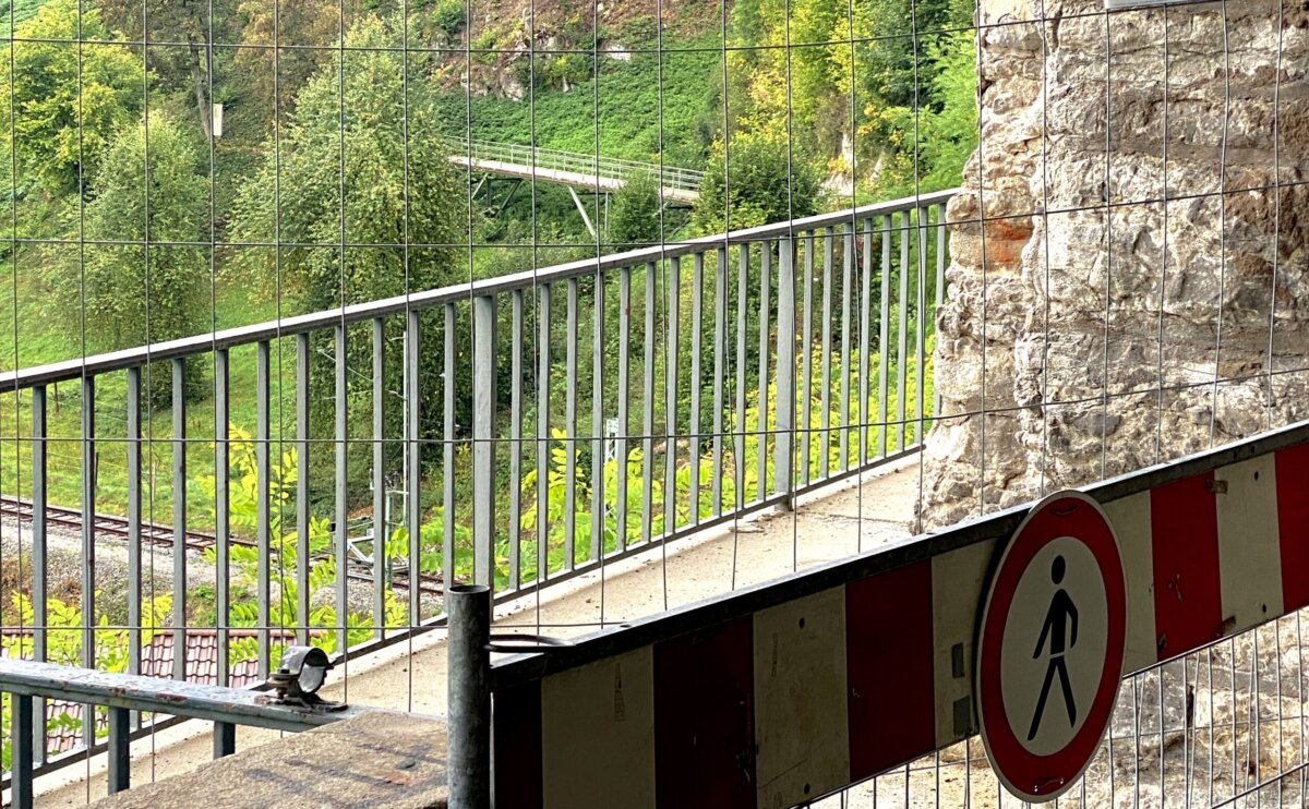 Gesperrt: der Bonifatiusweg in Rottweil. Im Hintergrund die Brücke, der ein paar Bohlen fehlen. Foto: gg