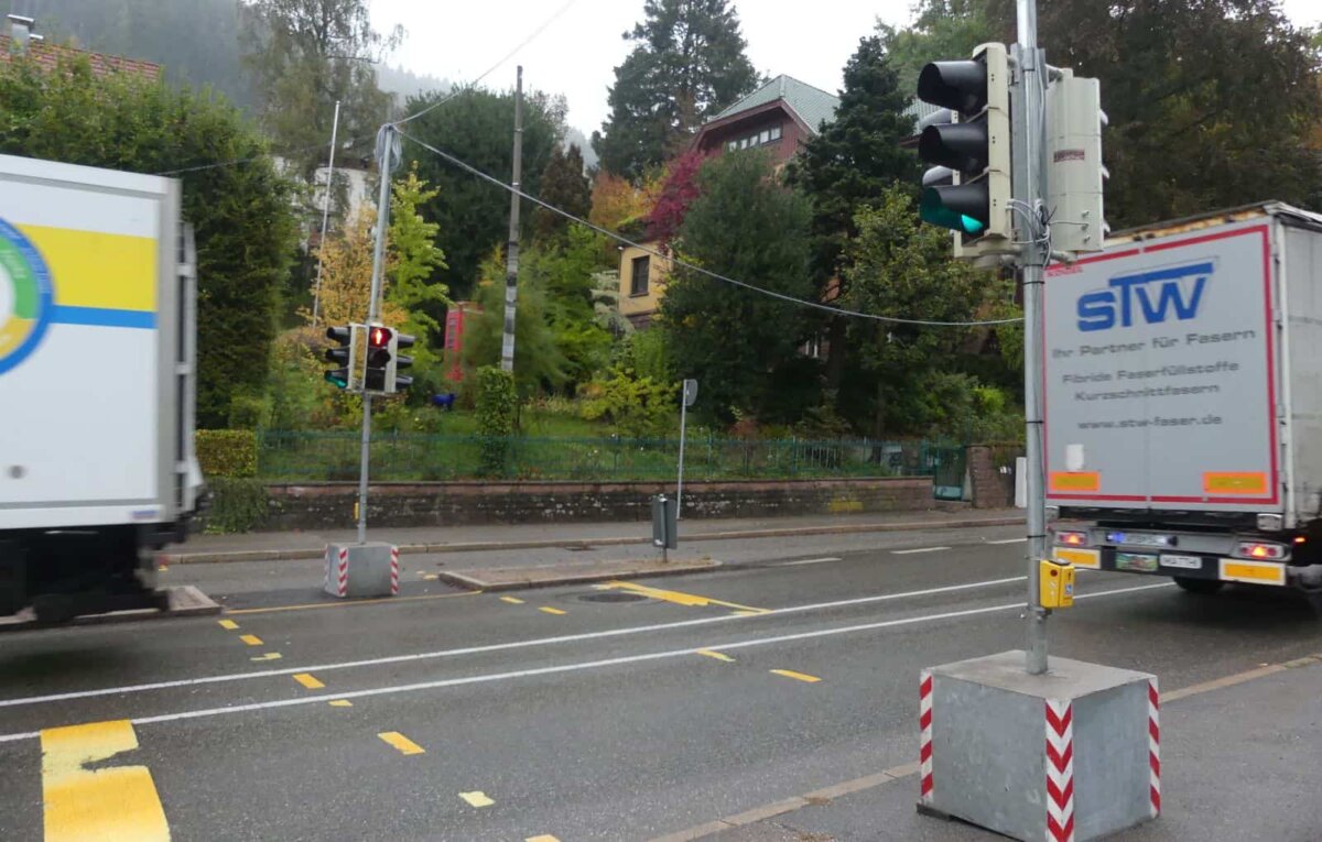 Kein wirklicher Bedarf: Die provisorische Ampel bei der H.A.U. kommt weg. Foto: him