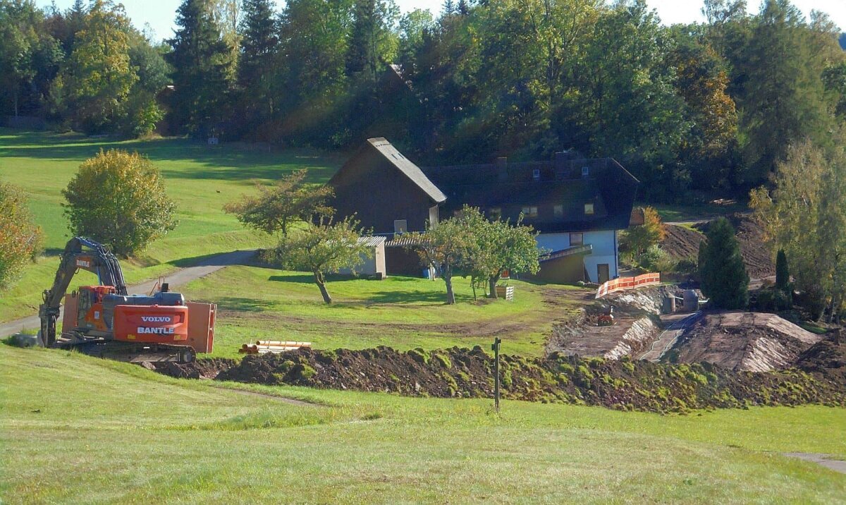 Sieht  recht gewaltig aus: Kanalisationsarbeiten im Bereich Hutneck. Foto: him
