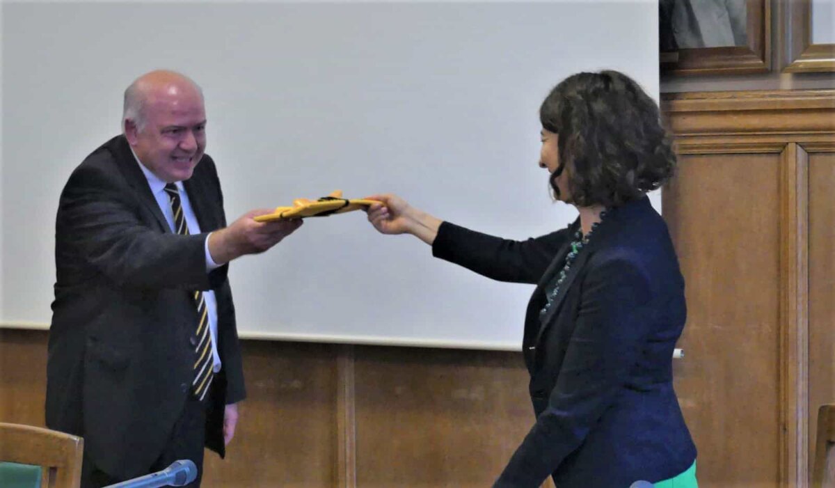 Carsten Kohlmann überreicht die Festschrift an OB Eisenlohr. Foto: him