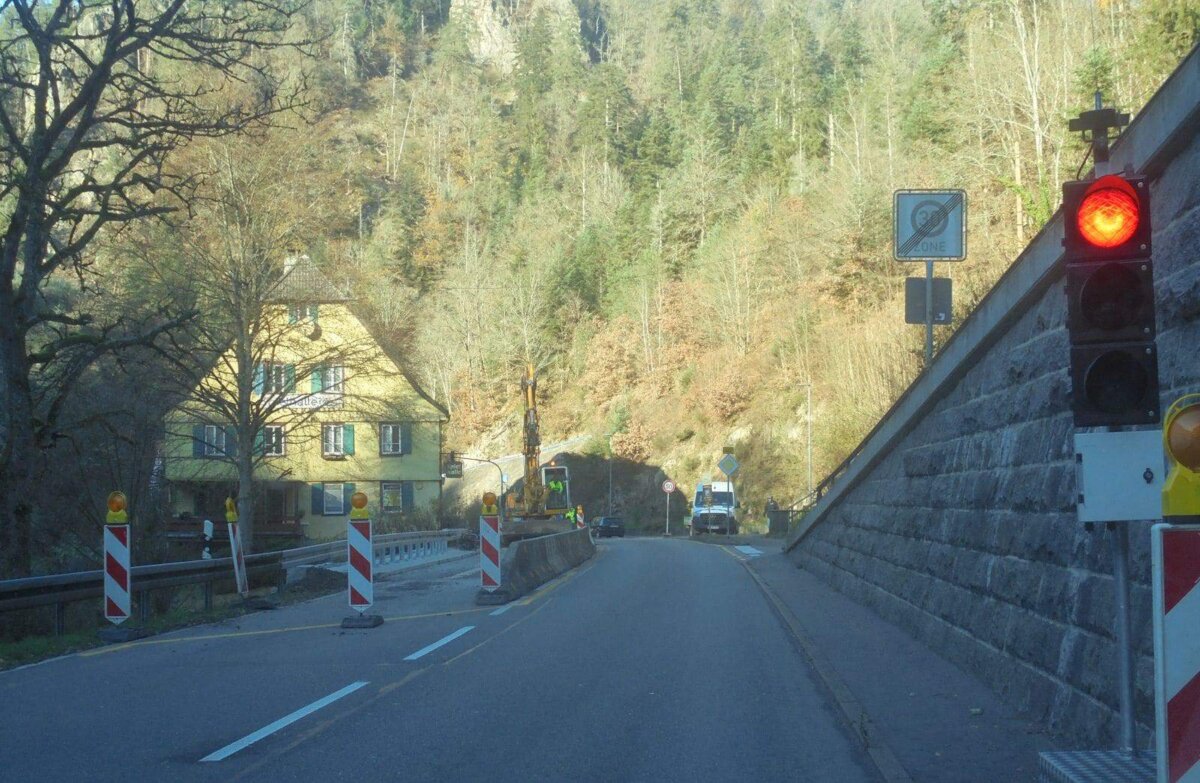 Die Ampel ist Vergangenheit: Am Mittwoch haben Bauarbeiter die letzte Baustelle im Bereich Alte Mühle zwischen Schiltach und Schramberg abgeräumt. Foto: him