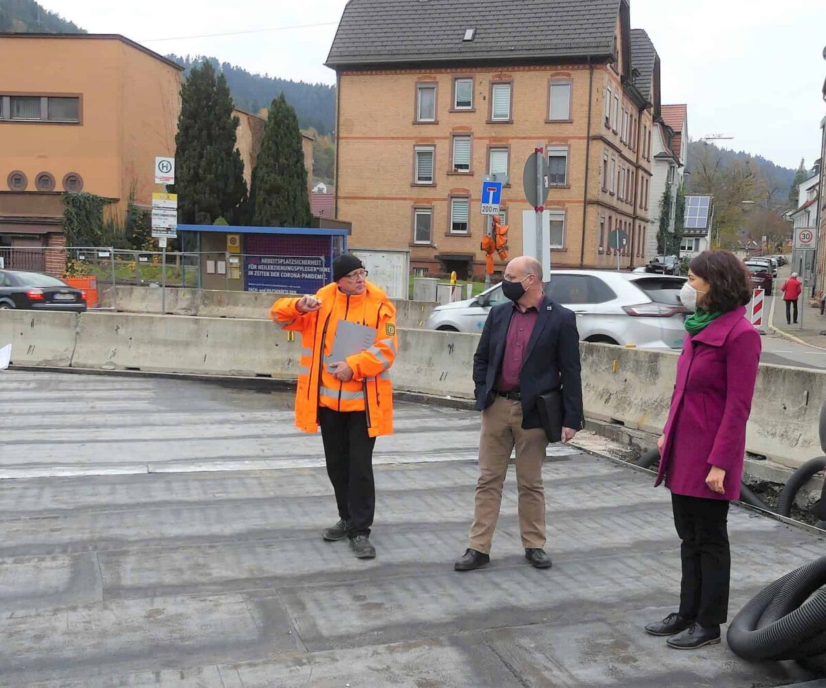 Gerhard Holzbaur erläutert Tiefbauamtsleiter Konrad Ginter und OB Dorothee Eisenlohr die nächsten Schritte auf der Baustelle am Paradiesplatz. Fotos: him