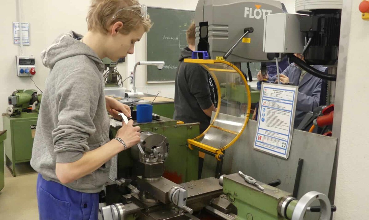 Ausbildung an der Drehbank in den beruflichen Schulen Sulgen. Archiv-Foto: him