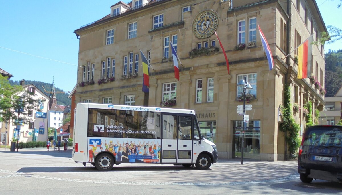 Der Bürgerbus vor dem Schramberger Rathaus. Foto: him