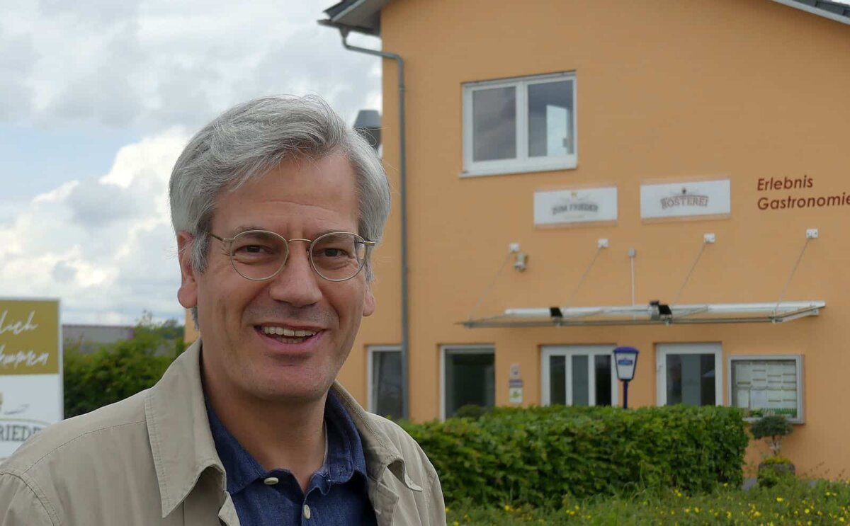 Ortsvorsteher Markus Falk: Er schien sich wohl zu fühlen. Falk bei einem Termin vor der Erlebnisgaststätte Frieder im Sommer 2020. Archiv-Foto: him