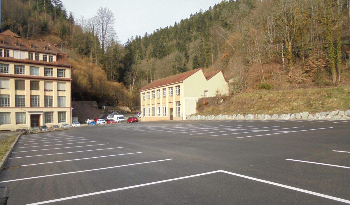 Hier im Junghans-Gewerbepark stellen sich die Initiatoren einen Wohnmobilstellplatz vor: Archiv-Foto: him