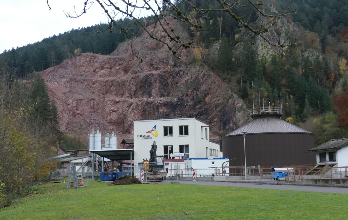 Vor einem Jahr begann der Bau der Bodenplatte für den neuen Faulturm. Im kommenden Jahr wird er aufgebaut. Archiv-Foto: him