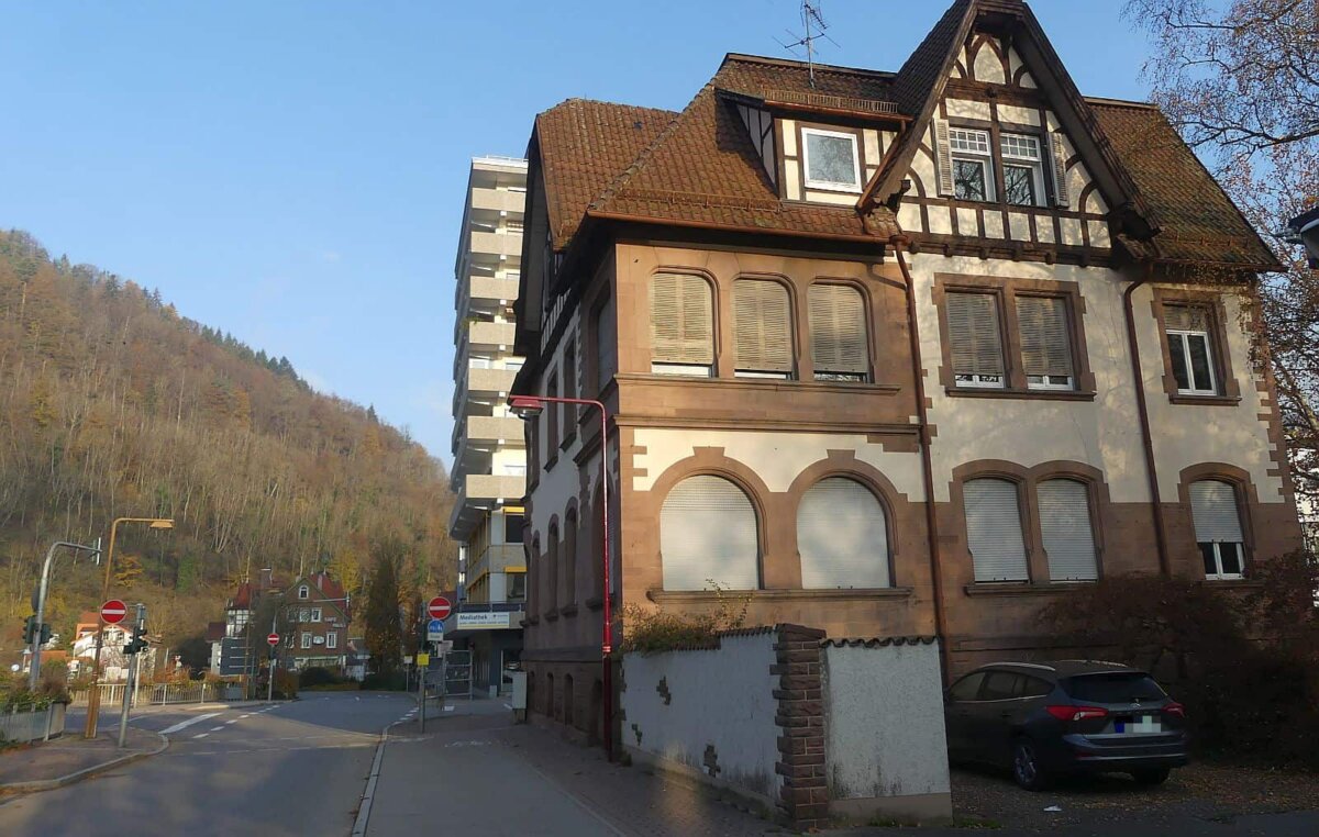 Noch sind die Rollläden runter gelassen. Doch im kommenden Jahr könnte im ehemaligen Notariat an der Berneckstraße ein Jugendzentrum entstehen. Foto: him