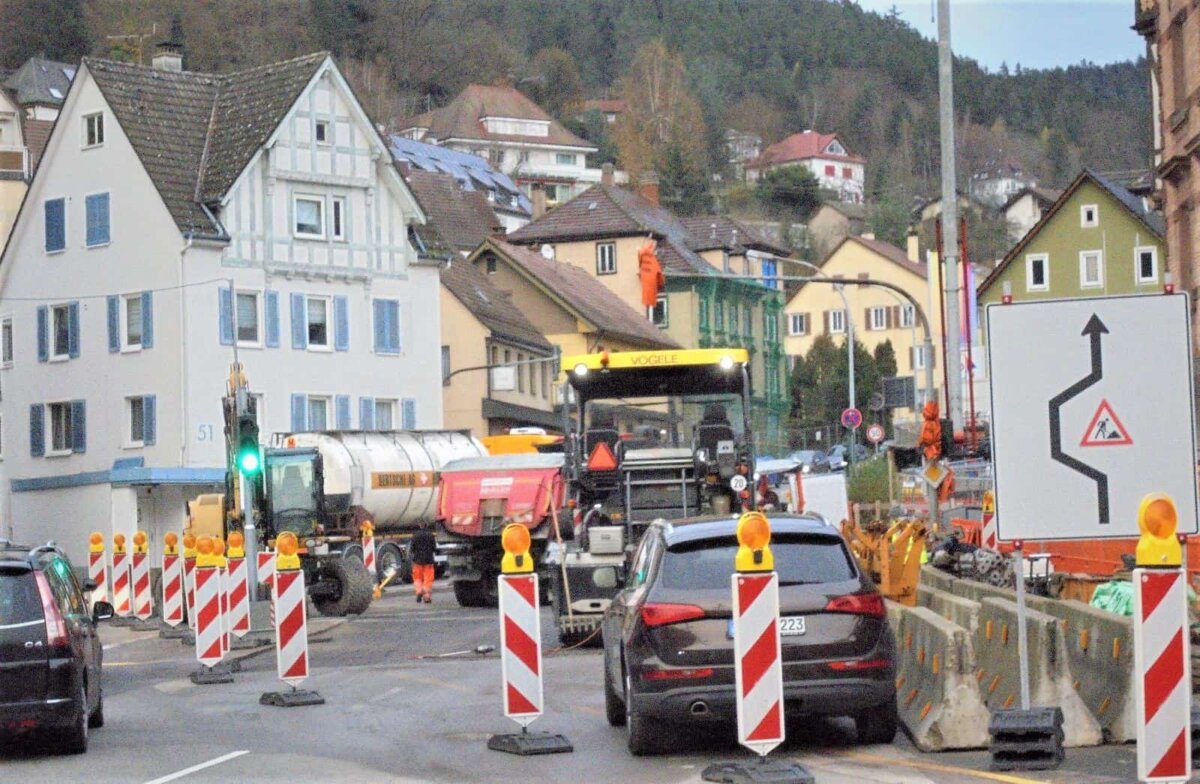 Arbeiten auf engstem Raum: Asphaltierer am Paradiesplatz am Donnerstagmorgen. Fotos: him
