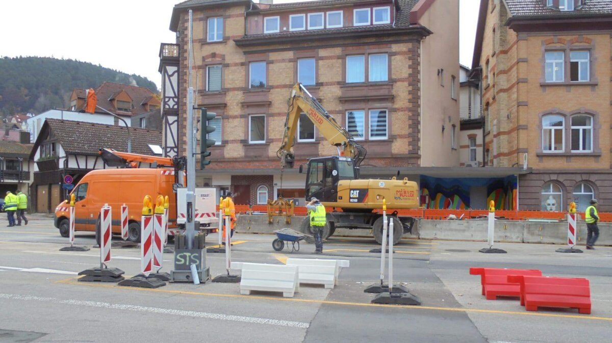 Bauarbeiter schaffen am Montagmorgen die Warnbaken und Betonelemente an der Paradiesplatzbaustelle zur Seite. Fotos: him