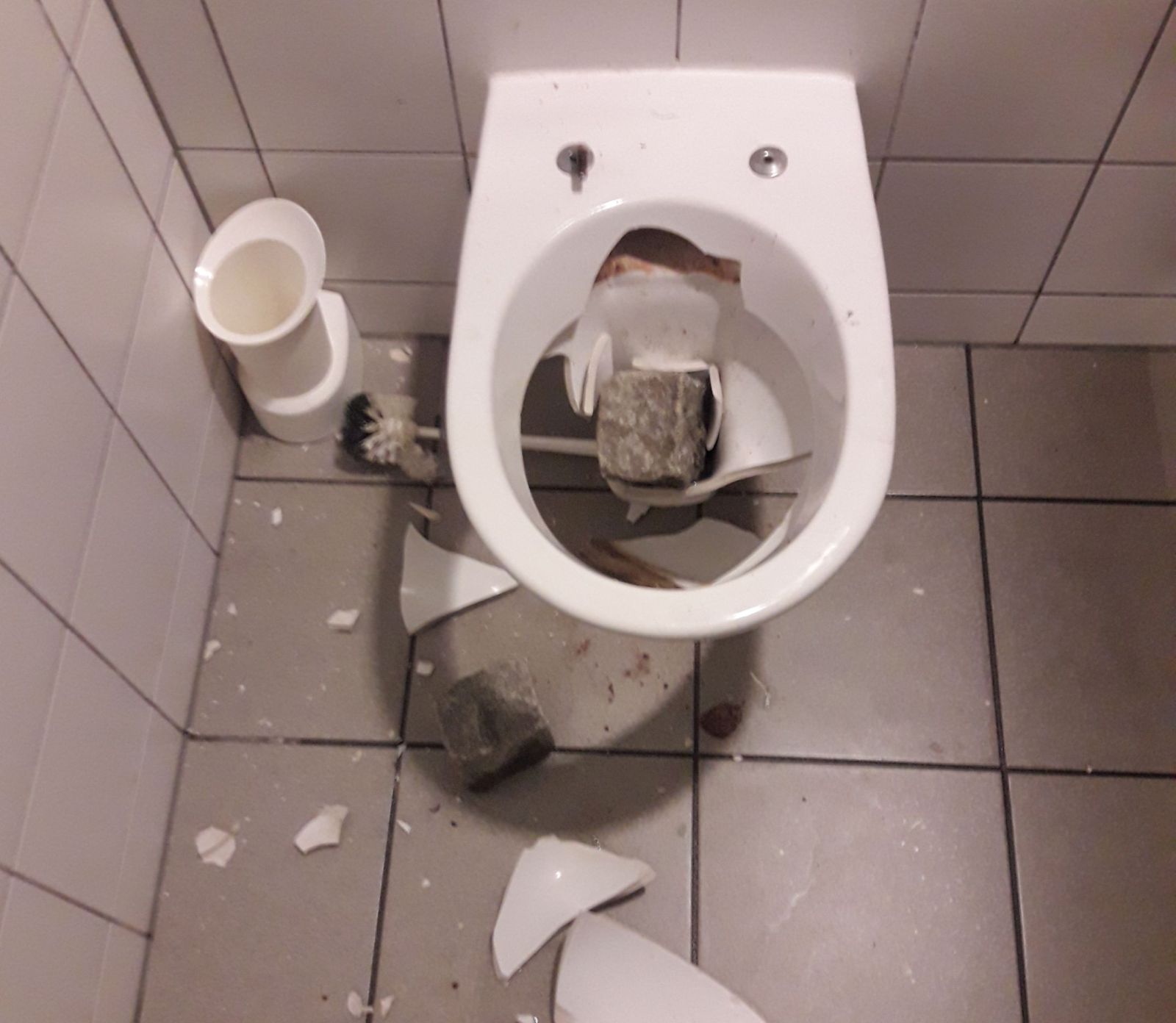 Zerstoerte Toilette Oberdorfer 1 pz dk 191120