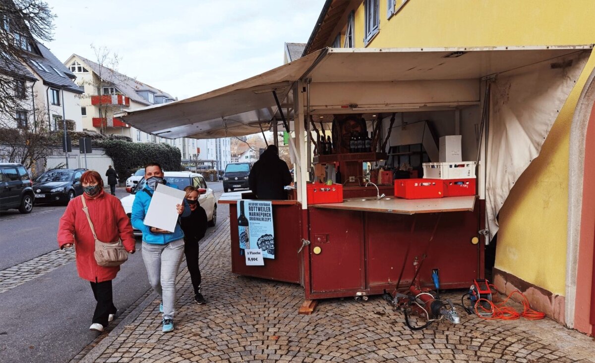 Haben noch Flaschen ergattert: Käufer am Stand der TGA vor der Bacchus Vinothek in der Oberndorfer Straße in Rottweil. Foto: privat