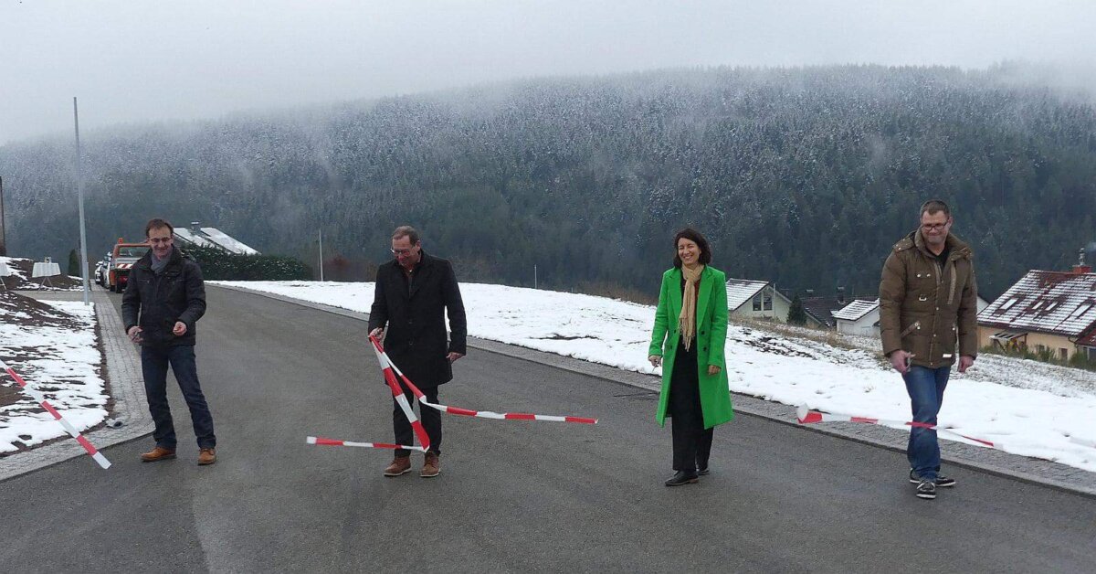Beim Flatterbanddurchschneiden:     Reinhard Seibold (Planungsbüro Gfrörer), Ortsvorsteher Manfred Moosmann, Oberbürgermeisterin Dorothee Eisenlohr und Ralf Glauner, Bauleiter von der Baufirma Bantle, die die neue Straße, den Wiesenbauernweg offiziell freigeben. (von links).