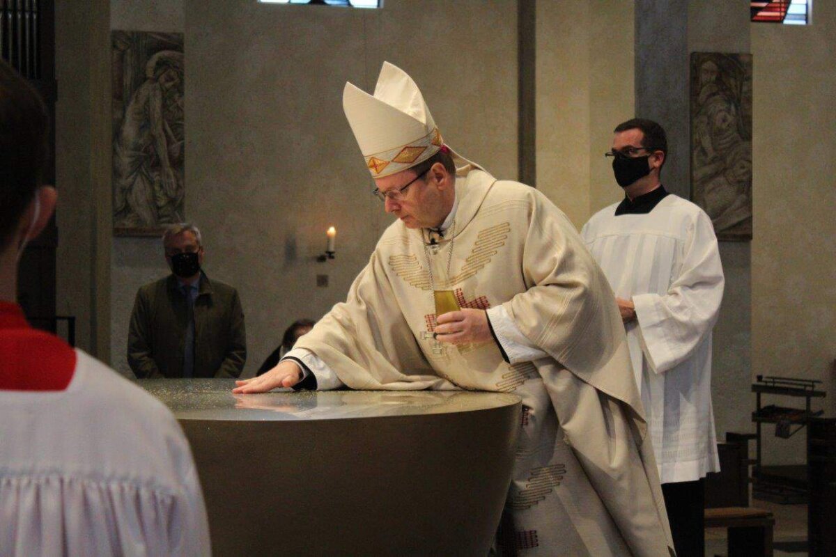Der Limburger Bischof Georg Batzing hat den von Tobias Kammerer gestalteten Altar jüngst geweiht. Foto: pm