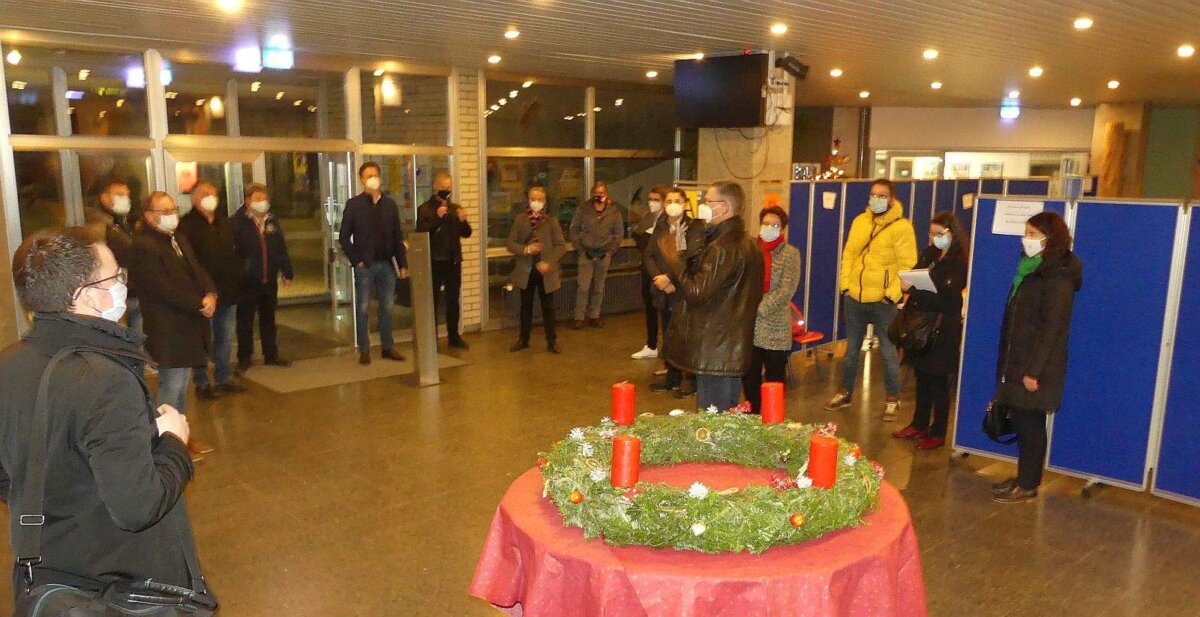 Auch der stimmungsvolle Adventskranz vermochte es nicht,  die Laune der Ausschussmitglieder im Gymnasium zu heben. Fotos: him