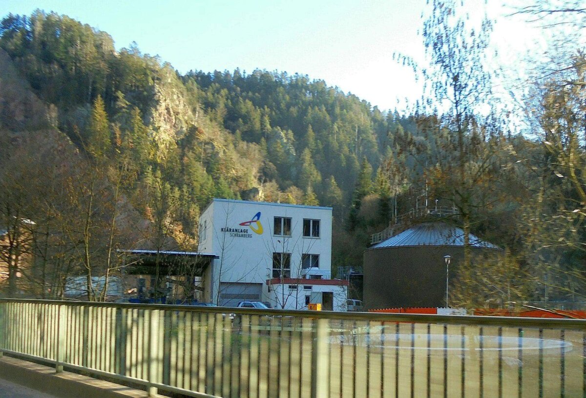 Die Schramberger Kläranlage mit dem alten Faulturm  und im Vordergrund zu erkennen, die Bodenplatte für den neuen Faulturm. Foto: him