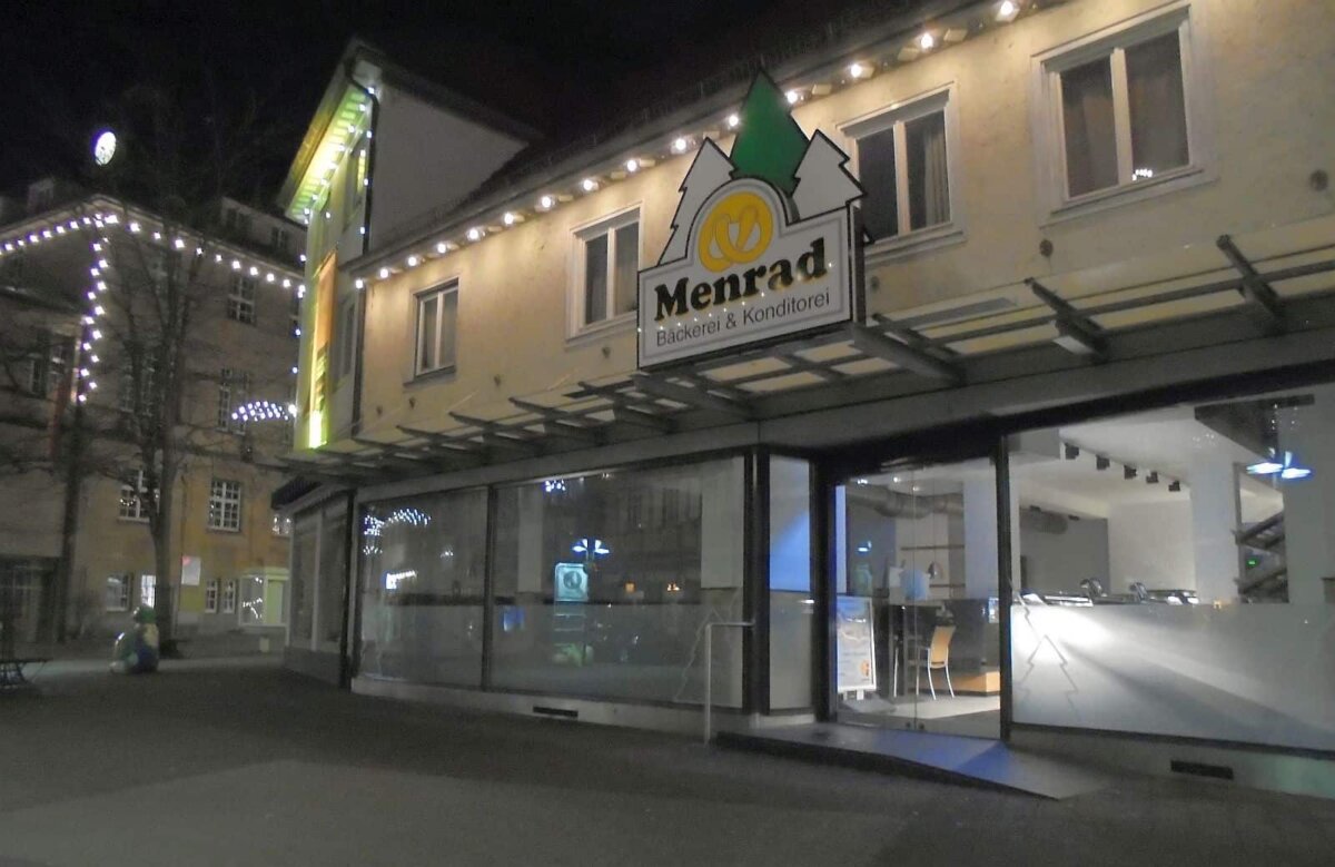 Das Firmenschild kündigt  es schon mal an: Hier wird die Bäckerei Menrad eine Filiale eröffnen...