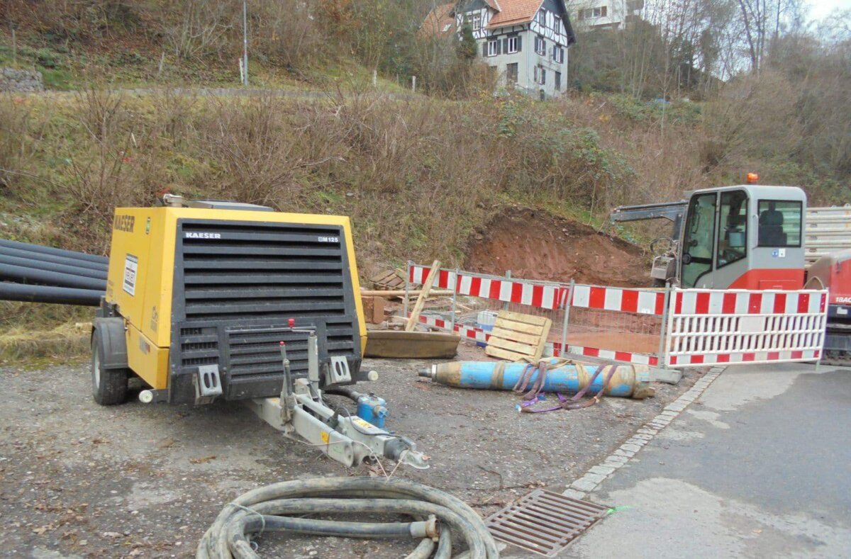 An der Rochus-Merz-Straße laufen die Bohrarbeten für das Kabel weiter. Fotos: him