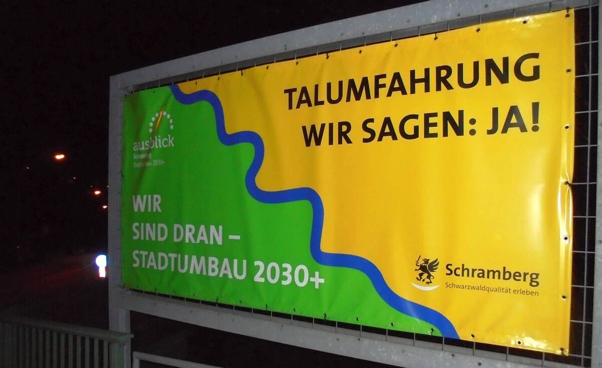 Das Transparent wird wohl noch eine Weile hängen. Foto: him