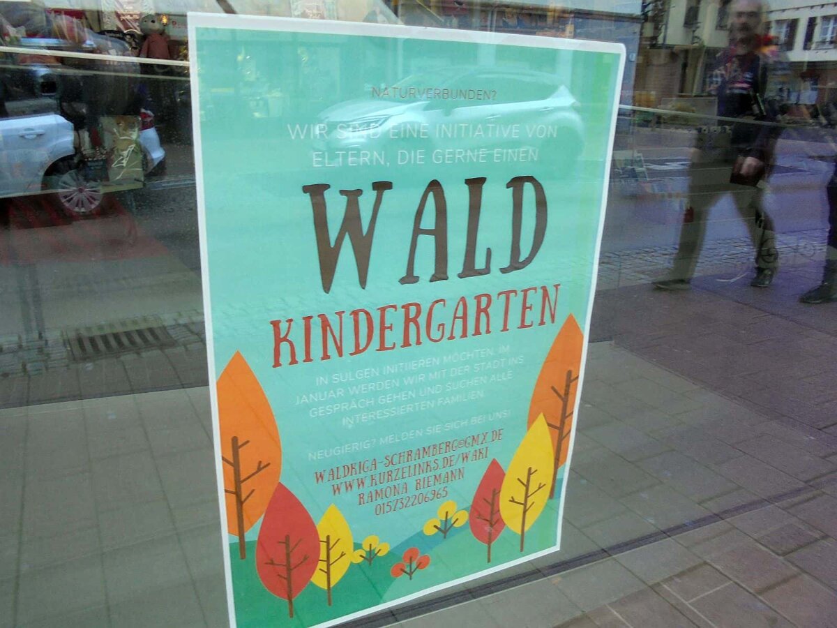 Elterninitiaitive wirbt für ihr Pojekt mit Plakat im Buchlese-Schaufenster. Foto: him