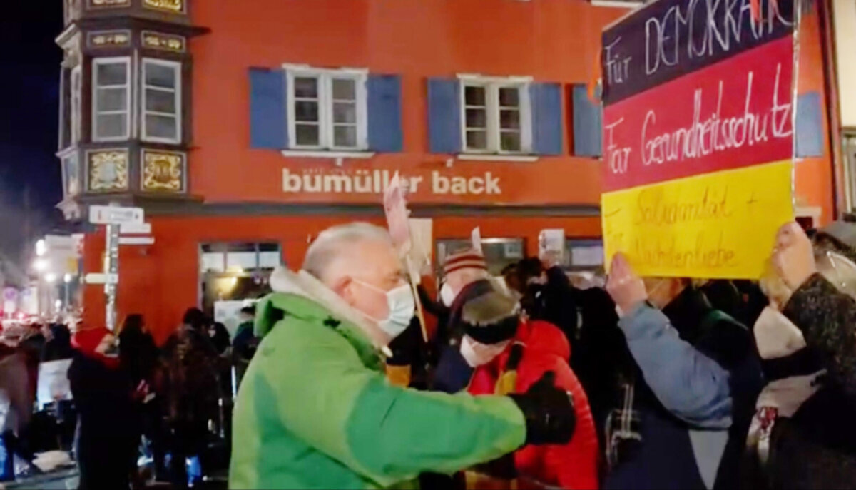 Dieter E. Albrecht am vergangenen Montag in der Diskussion mit einer Gegendemonstrantin. Foto: gg