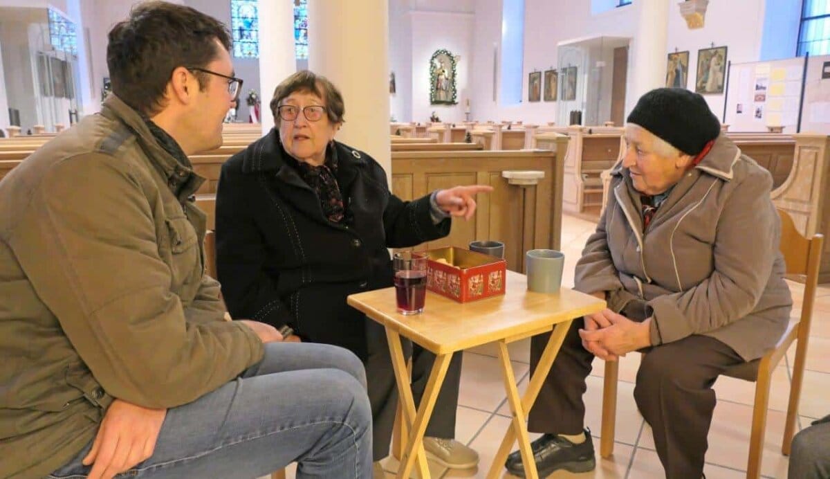 Waren jüngst in der Ausstellung zu Gast und erzählten von ihren Erinnerungen: Antonie Scheffold (rechts) und Antonie Hack, links Stefan Török. Foto: privat