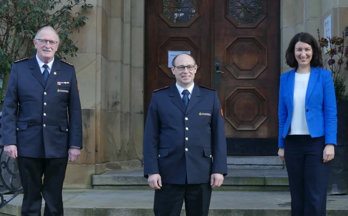 Werner Storz, Claus Dierberger und OB Dorothee Eisenlohr vor dem Rathaus. Foto: him