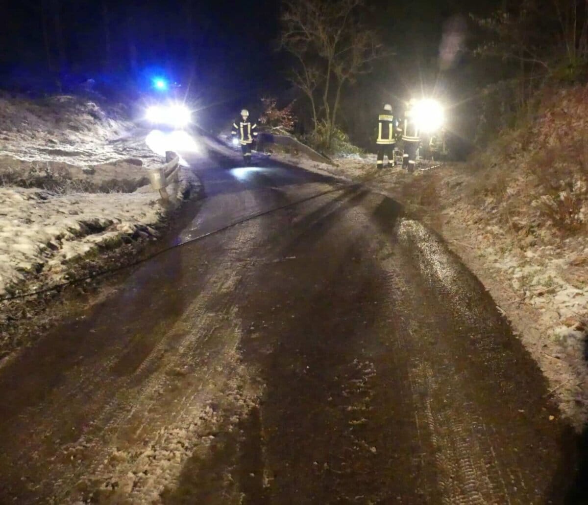 Auf der schneeglatten Straße talwärts fur das Auto gradeaus auf den Waldweg. Fotos und Video: him