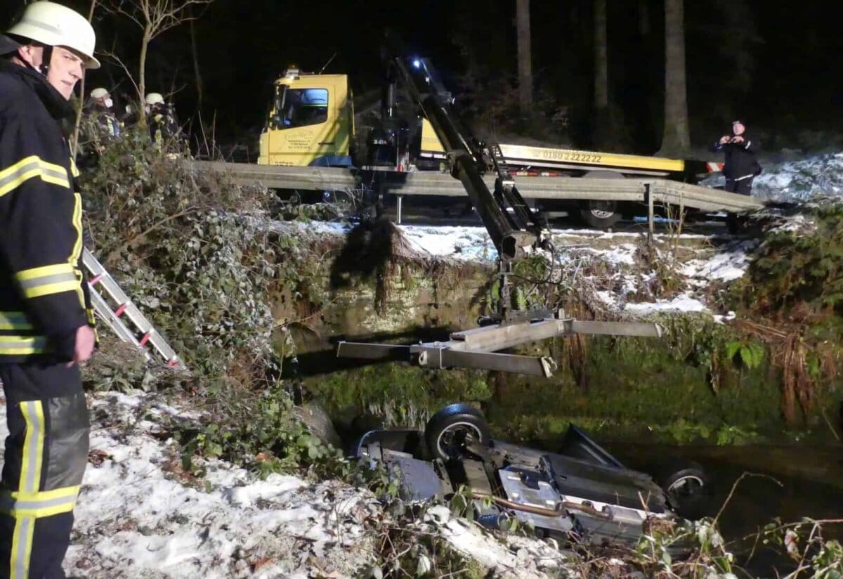 Mit einem Abschleppwagen wird das Auto geborgen