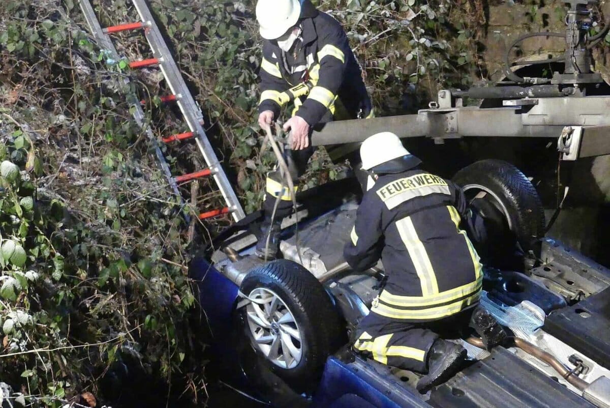 Feuerwehrleute befestigen Spanngurte an den Rädern