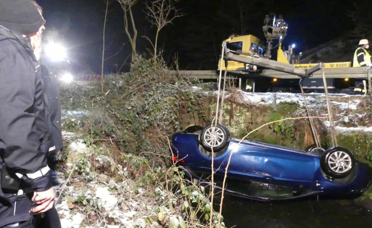 Langsam zieht der Bergungsspezialist das Auto aus dem Bach