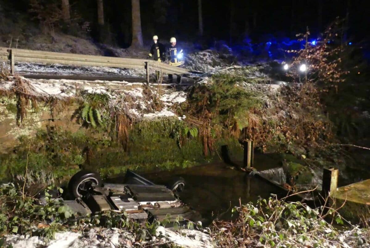 Hier, etwa fünf Meter unterhalb der Straße hätte niemand in der Nacht das Auto entdeckt.