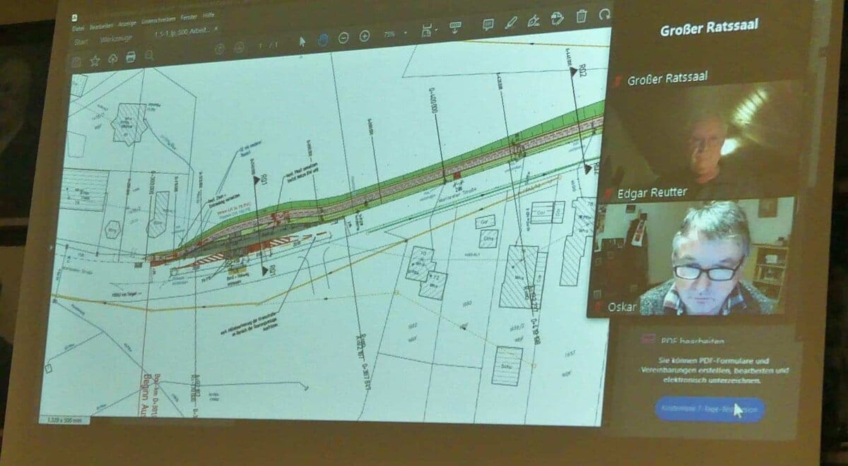 Detailgenau geplant. Radweg und Bushaltestelle an der Kreisstraße Sulgen - Schönbronn. Auf der großen Leinwand im Sitzungssaal des Rathauses konnte die Öffentlichkeit (sprich zwei Medienvertreter) die virtuelle Ausschusssitzung verfolgen. Foto: him