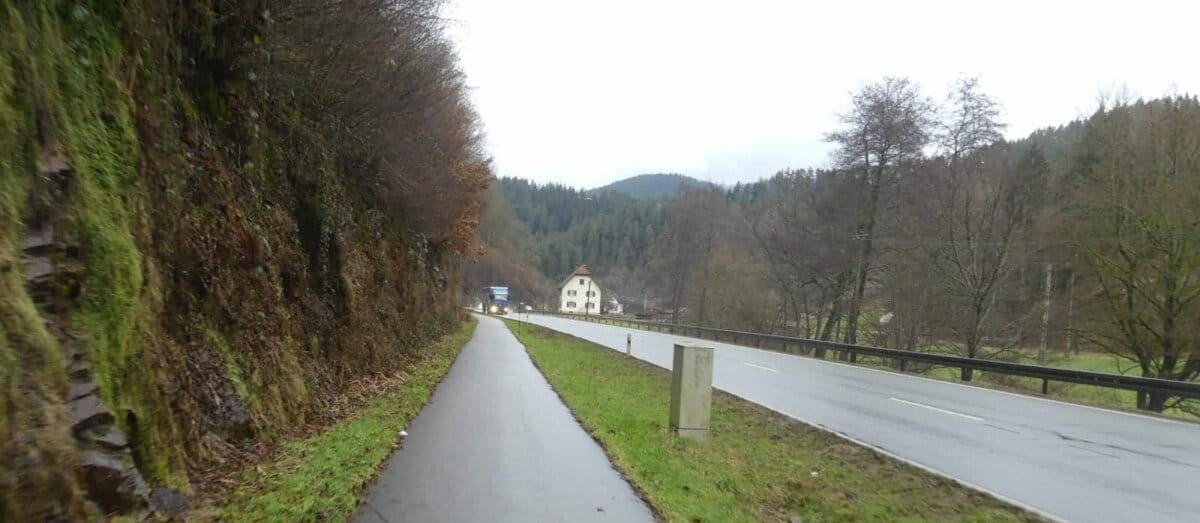 An zahlreichen Stellen zwischen Schramberg und Schiltach ist es zu eng für Radweg, Bundesstraße und Bahngleise. Fotos: him
