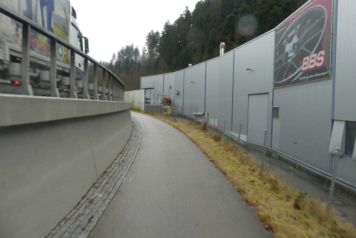 Die Stadt Schiltach soll einen sechs meter breiten Streifen bei BBS kaufen, wenn das Unternehmen nach Aichhalden zieht, schlägt Armin Fenske vor. Foto: him