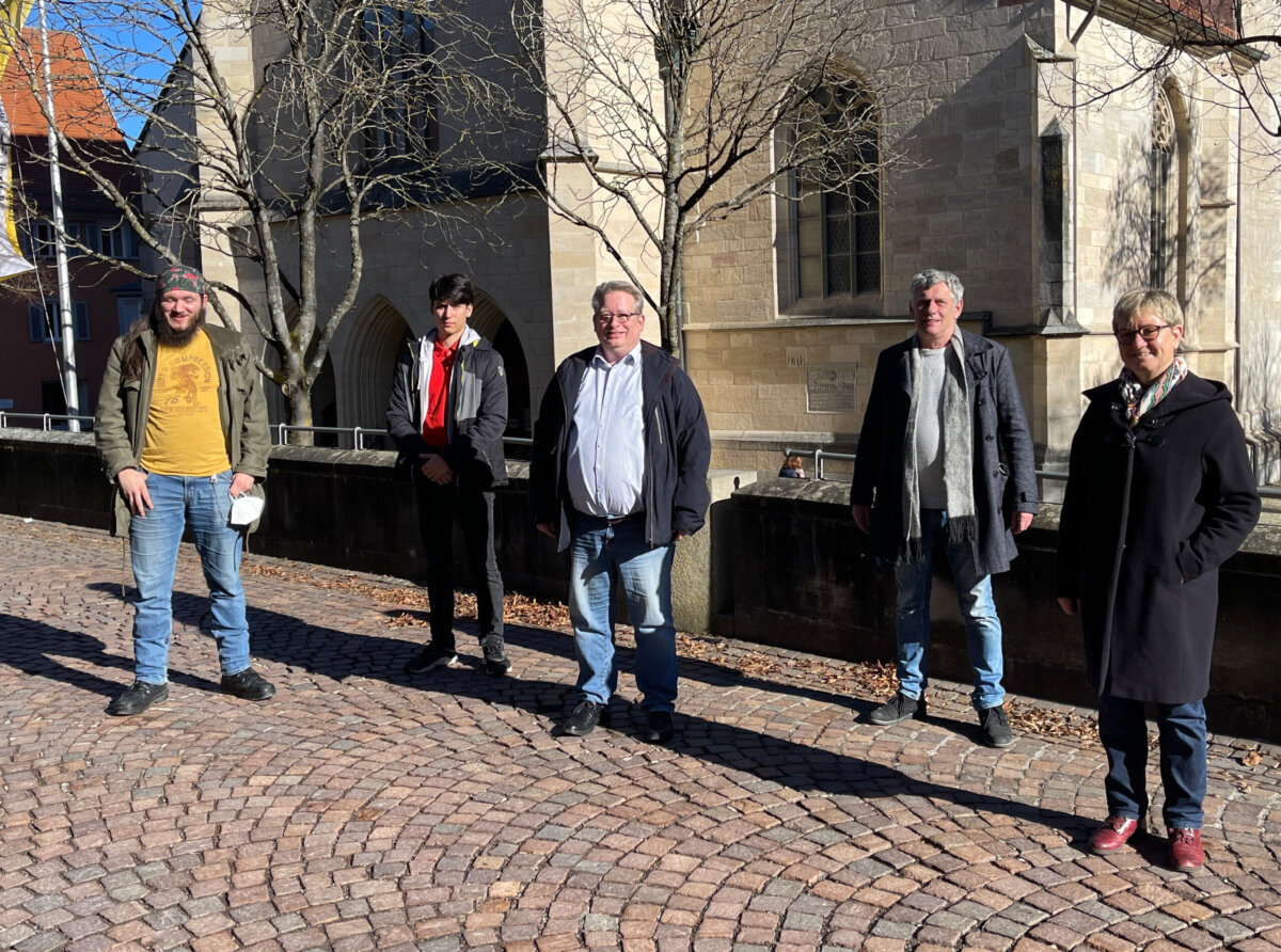 Unterbreiten ein Gesprächsangebot: Benjamin Albrecht und Jonathan Springer vom Stadtjugendring Rottweil, Mirko Witkowski vom SPD-Kreisverband, Peter Bruker von den Kreis-Grünen und Elke Reichenbach, Stadträtin von Forum Für Rottweil. Foto: gg