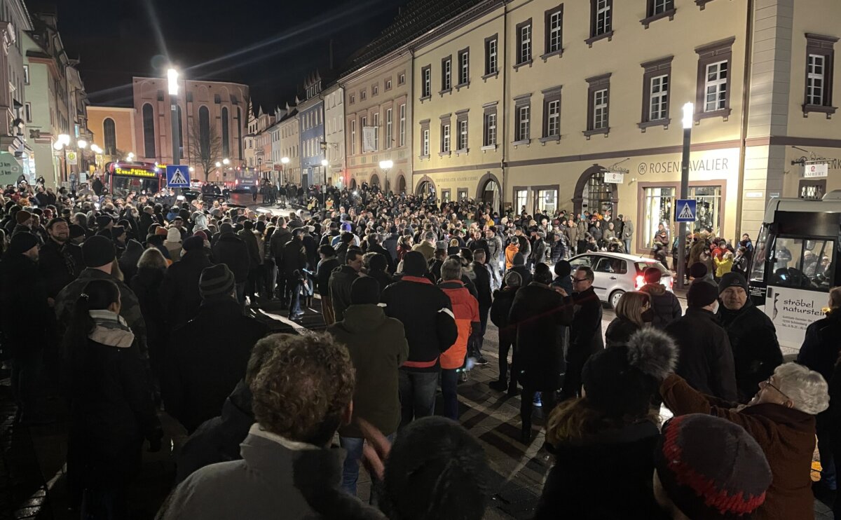 Pulk am Friedrichsplatz in Rottweil: "Spaziergänger" machen ihrem Unmut Luft. Foto: gg