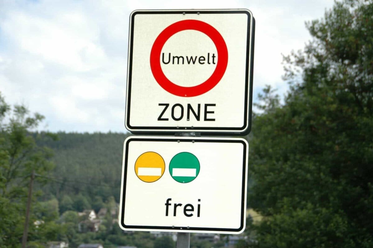 Nach fast einem Jahrzehnt könnten die ungeliebten Schilder deses Jahr wieder abgeschraubt werden. Archiv-Foto aus dem ersten Jahr, 2013. Da durfte man auch mit gelber Plakette noch reinfahren. him