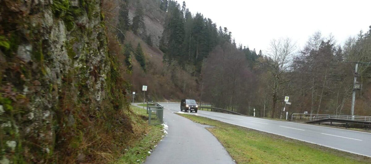 Fels Bahn B 462 Schiltach Hinterhof 140322