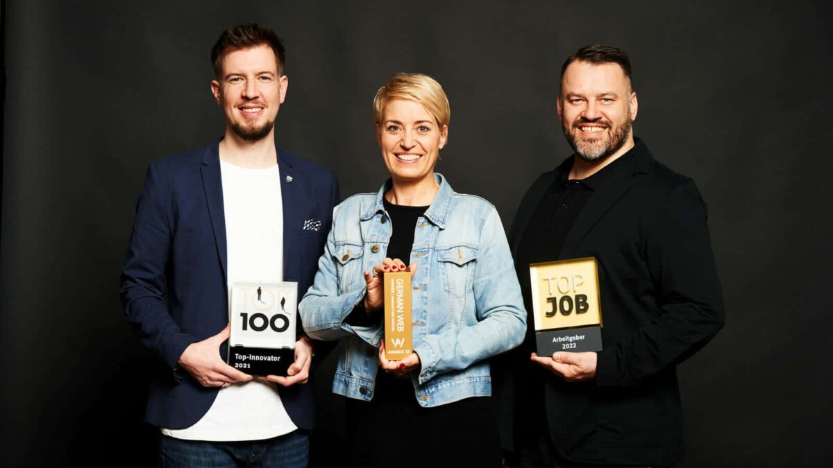 „Stolz wie Bolle“ – Dreifache Auszeichnung der Rottweiler Marketing Schmiede. (Bild v.l.n.r.: Dominik Wubs (Mitglied der Geschäftsleitung) | Patricia Deuring (Leiterin Grafikdesign) | Stefan Walliser (Geschäftsführender Gesellschafter). Foto: pm