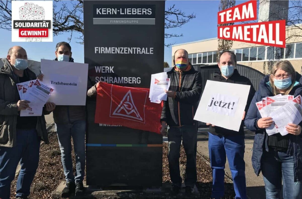 IG-Metaller vor dem Werkstor. Foto: pm