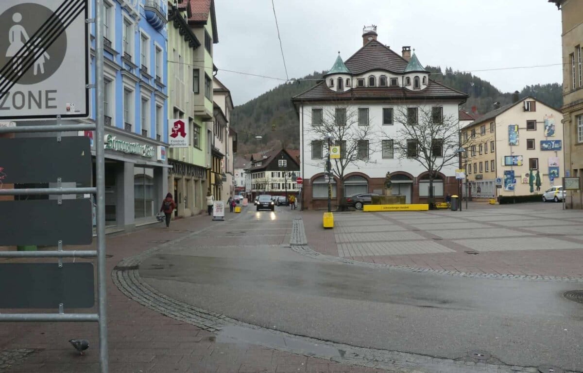 Am Rathausplatz müsste ein mindestens 50 Meter langer und 30 Zentimeter hoher Bahnsteig gebaut werden. Foto: him