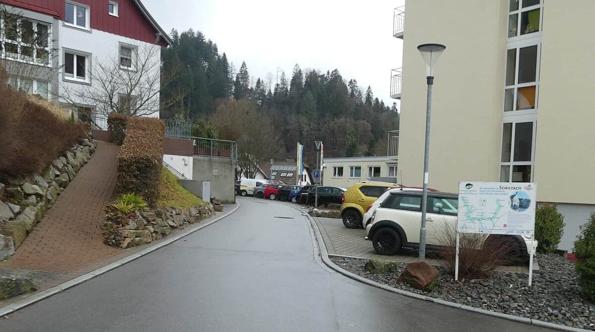Beim Altersheim wird es für Autos und die Bahn eng.