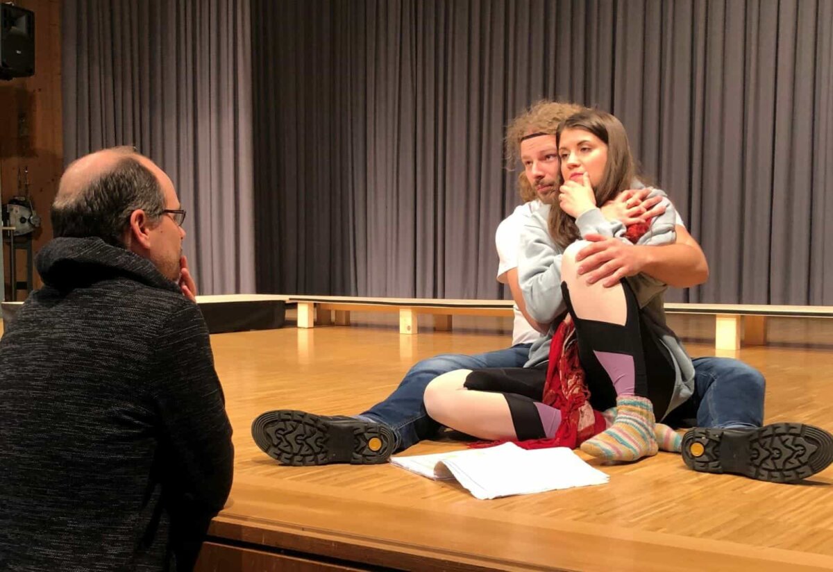 Lara Kiolbassa (Antigone) und Tobias Herr (Hämon) bei der Probe mit Regisseur Roland Eisele. Foto: Theaterwerkstatt