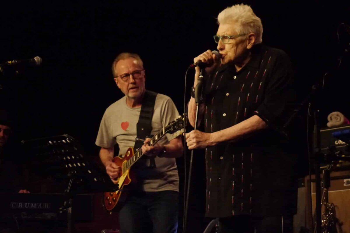 Leadsänger Chris Farlowe hat mit 81 Jahren noch ganz schön Stimme zu bieten. Foto: Elke Reichenbach