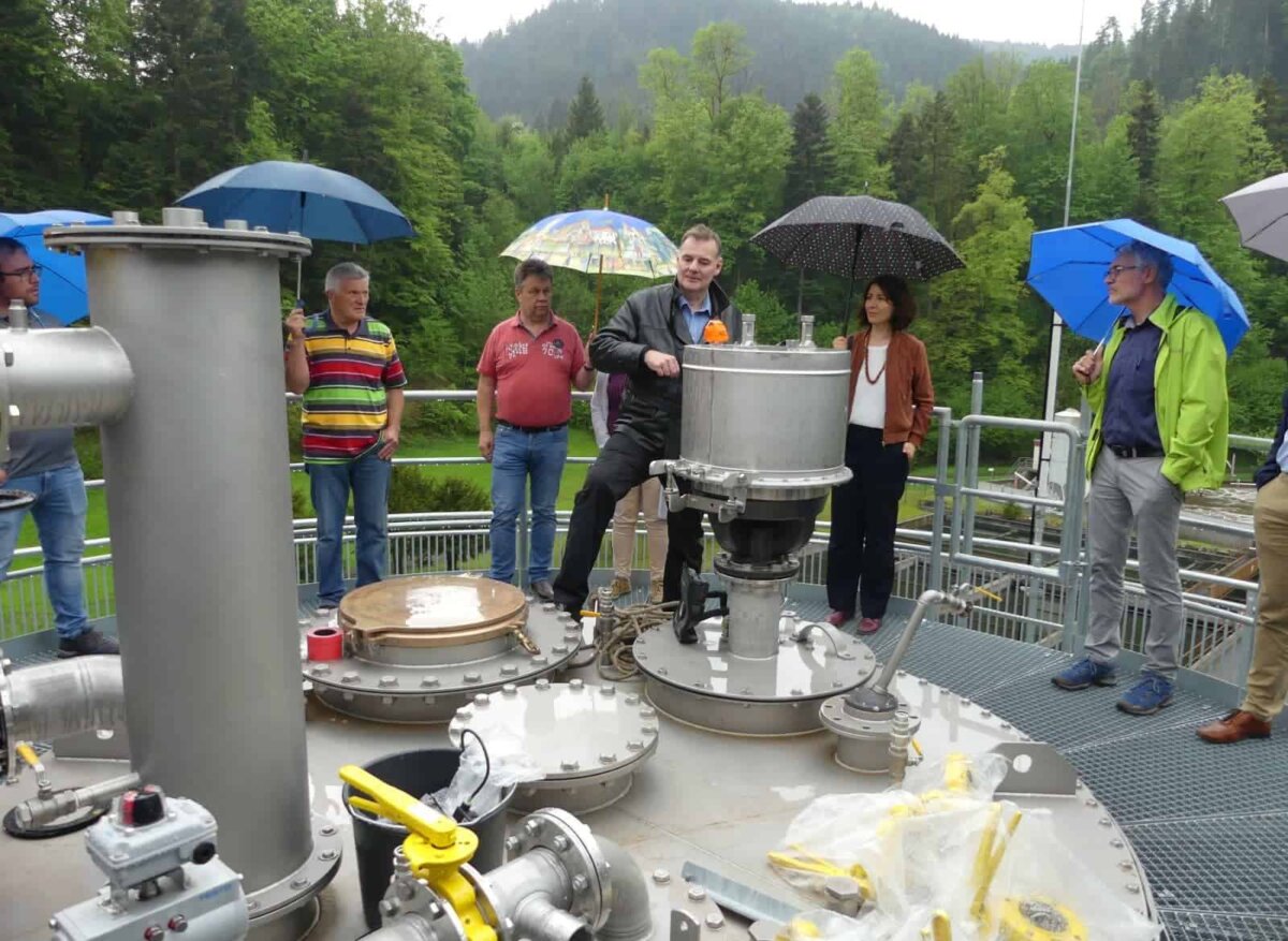 Viel Technik auf der Faulturmspitze. Claudius Baukneckt erklärt sie den Ratsmitgliedern und Verwaltungsleuten Foto: him
