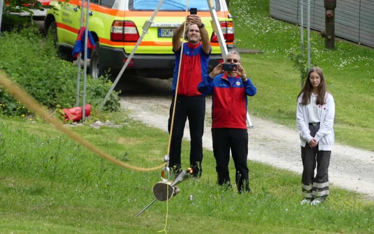 Die Fackel hängt an einem Seil, das die Bergwacht gespannt hat. Sie fährt symbolisch von Baden nach Württemberg. Fotos: him