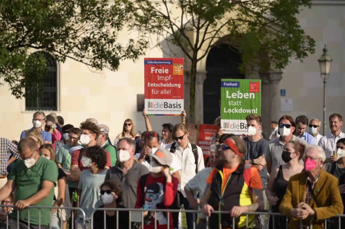 Plakate Freie Impfentscheidung für alle! und Leben statt Lockdown von der Partei Die Basis - Annalena Baerbock Wahlkampf