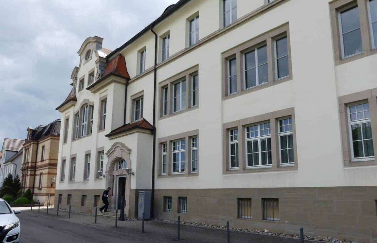 Amtsgericht Oberndorf. Unter strengen Sicherhheitsvorkehrungen verhalndelte das Gericht einen Fall von Beleidigung. Foto: him